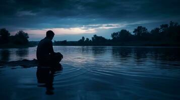 silhouet van eenzaam mannen vol van droefheid, en depressie Aan een rivieroever. ai gegenereerd foto