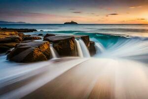 een lang blootstelling fotograaf van golven crashen Aan rotsen Bij zonsondergang. ai-gegenereerd foto