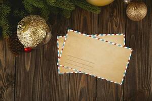Kerstmis ambacht envelop model. wit minimaal leeg brief Aan houten tafel met feestelijk decoraties. foto