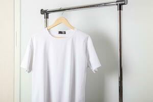 wit t-shirt mockup Aan kleren hanger. bella canvas bespotten omhoog in minimaal stijl. foto