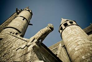 steen waterspuwers van een oude breton kerk, Frankrijk foto