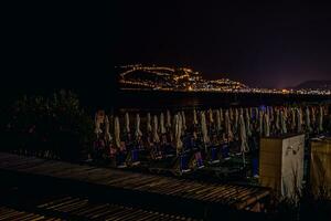 nacht visie van de Turks stad van Alanya met lichten Aan de heuvel foto