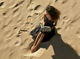 bikini zand zomer zonnebrand Dames boek schoonheid zittend reizen bruinen zon zwempak strand tropisch foto