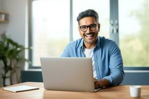 mannetje Mens baan laptop technologie levensstijl ondernemer Indisch professioneel freelancer vent glimlach bedrijf online computer foto
