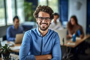 Mens vertrouwen zakenman zittend bedrijf glimlach binnenshuis portret professioneel kantoor leidinggevend. generatief ai. foto