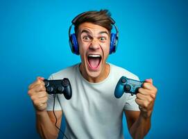 Mens leerling gelukkig spelen hoofdtelefoons internet bedieningshendel video schreeuwen stootkussen vrije tijd gamer uitdrukking foto