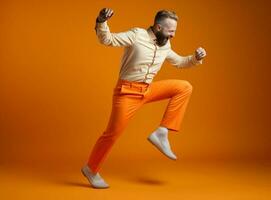 Mens oranje zwart stijl uitdrukking vent knap studio grappig jumper Afrikaanse springen modieus mode volwassen foto