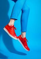 vrouw modieus rood leer schoen neiging concept blauw stijl modern kleur foto