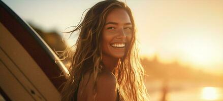 vrouw surfen gelukkig aantrekkelijk schoonheid glimlach kom tot rust mooi portret achtergrond levensstijl zonsondergang surfboard zomer foto