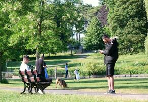meest mooi beeld van mensen wandelen en genieten van zomer dag Bij afweren openbaar park van luton stad, Engeland Verenigde koninkrijk, uk. juni 16e, 2023 foto