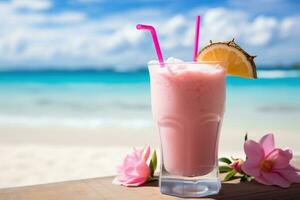 vers verkoudheid cocktail Aan een tropisch strand met palm bomen en blauw water. zomer zee vakantie en reizen concept. foto