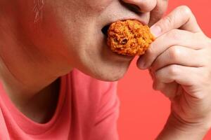 Mens aan het eten voedsel foto