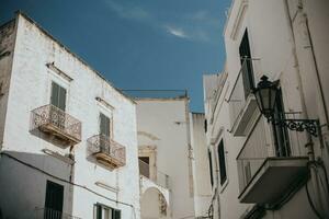 versmallen straten van ostuni, Italië foto