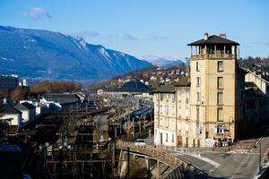 zonnig dag Bij kamerachtig verkennen cassine rotonde, savoie, Frankrijk foto