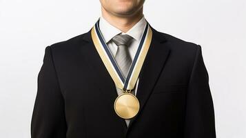 een Mens in een pak en stropdas Holding een goud medaille ai gegenereerd foto