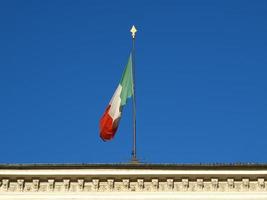 Italiaanse vlag over blauwe hemel foto