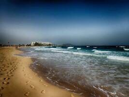 landschap van de Spaans kanarie eiland Fuerteventura met duinen en de oceaan foto