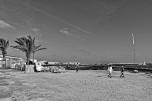 visie van de strand en blauw oceaan Aan de kanarie eiland Fuerteventura in Spanje foto