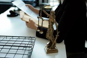 rechter hamer met gerechtigheid advocaten hebben team vergadering Bij wet firma in achtergrond. concepten van wet. foto