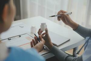 dokters, verpleegster of laptop in nacht teamwerk, medisch Onderzoek of chirurgie planning in welzijn ziekenhuis. praten, denken of gezondheidszorg Dames Aan technologie voor samenwerking helpen of leven verzekering app foto