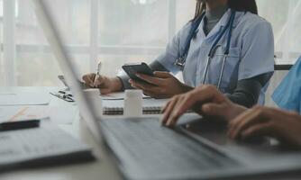 dokters, verpleegster of laptop in nacht teamwerk, medisch Onderzoek of chirurgie planning in welzijn ziekenhuis. praten, denken of gezondheidszorg Dames Aan technologie voor samenwerking helpen of leven verzekering app foto