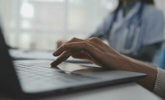 dokters, verpleegster of laptop in nacht teamwerk, medisch Onderzoek of chirurgie planning in welzijn ziekenhuis. praten, denken of gezondheidszorg Dames Aan technologie voor samenwerking helpen of leven verzekering app foto