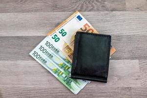 Bankbiljetten van 50 en 100 euro met portemonnee foto