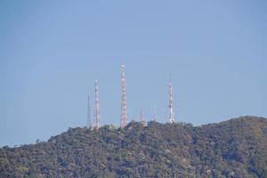antennes op de top van de sumare-heuvel in rio de janeiro, brazilië foto
