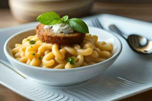 de macaroni en kaas is geserveerd in een wit kom met een vork en een klein sp. ai-gegenereerd foto