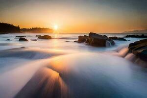 een mooi zonsondergang over- de oceaan met golven crashen in rotsen. ai-gegenereerd foto