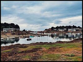 toneel- visie van een charmant breton jachthaven in de buurt perros guirec en ploumanach foto