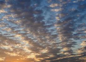 dramatische lucht met wolken bij zonsondergang foto