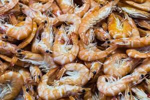 garnalen en kreeft op een Spaanse vismarkt