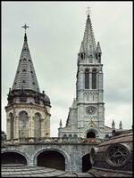 adembenemend visie van de lourdes basiliek foto