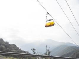 kabelbaan in de bergen van de Kaukasus. sochi, rusland foto