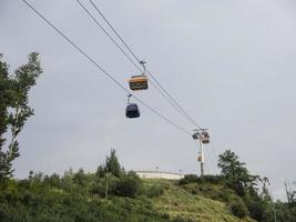 kabelbaan in de bergen van de Kaukasus. sochi, rusland foto