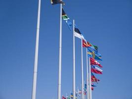 adler city, rusland - augustus 2019, vlaggen van de landen van de wereld op vlaggenmasten in olympisch park foto