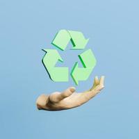 hand met recyclingsymbool bovenaan foto