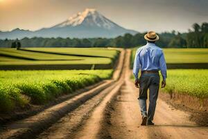 een Mens in een hoed wandelingen naar beneden een aarde weg in voorkant van een groen veld. ai-gegenereerd foto