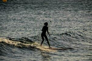 een persoon surfing in de zee foto