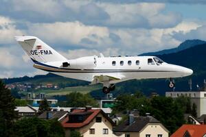 bedrijf Jet passagier vlak Bij luchthaven. zakelijke vlucht reizen. luchtvaart en vliegtuigen. vip vervoer. bedrijf en corporatie vervoer. vlieg en vliegen. foto