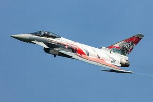 oostenrijks lucht dwingen eurofighter tyfoon. leger vechter Jet vlak Bij lucht baseren. vlucht operatie. luchtvaart en vliegtuigen. lucht verdediging. vlieg en vliegen. foto