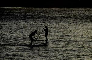 surfing in de zee foto