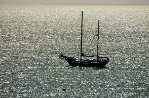 een schip Aan de zee foto