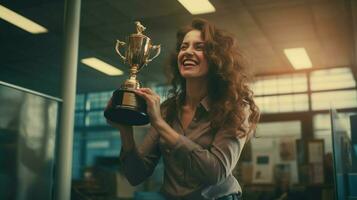 een trots vrouw werknemer houdt haar kantoor prestatie trofee, inspirerend uitmuntendheid Bij werk foto