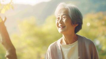 stralend ouderen Japans vrouw. blij verbonden met de schoonheid van natuur foto