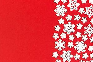 reeks van wit sneeuwvlokken Aan kleurrijk achtergrond. top visie van Kerstmis ornament. nieuw jaar tijd concept met leeg ruimte voor uw ontwerp foto