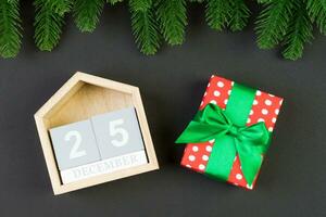 top visie van Spar boom, houten kalender en geschenk doos Aan kleurrijk achtergrond. de twintig vijfde van december. vrolijk Kerstmis tijd met leeg ruimte voor uw ontwerp foto