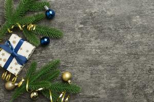 Kerstmis decoraties en Spar boom Afdeling en geschenk boxon donker tafel. top visie kader met kopiëren ruimte foto
