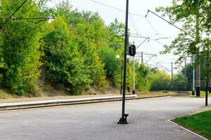 spoorweg platform voor aan het wachten voor een trein foto